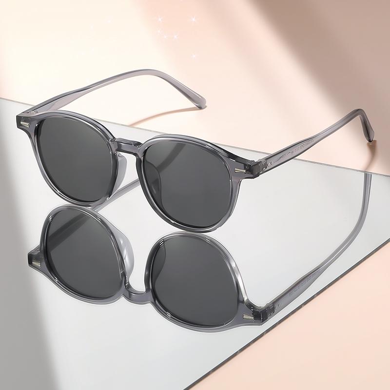 The new small round-framed sunglasses feature a simple design and are a perfect accessory for daily wear and photography