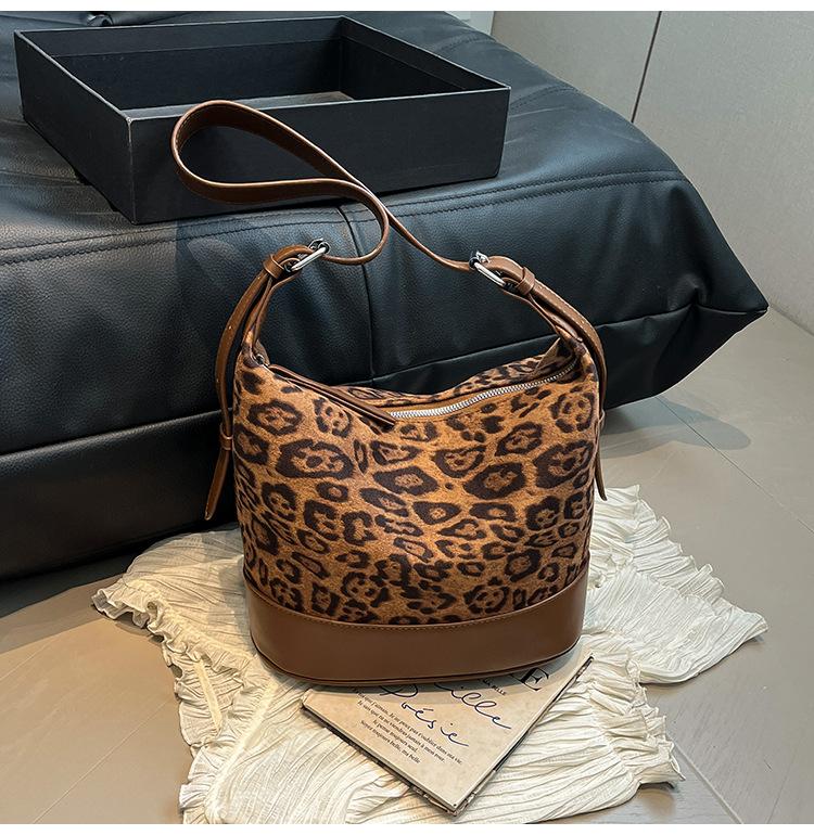 Large-capacity Autumn-winter Retro Single-shoulder Crossbody Bucket Bag