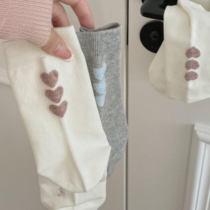 Korean Style Heart-to-Heart White Mid-Calf Socks, Sweet JK Slimming Design for Girls with Love Heart Pattern.