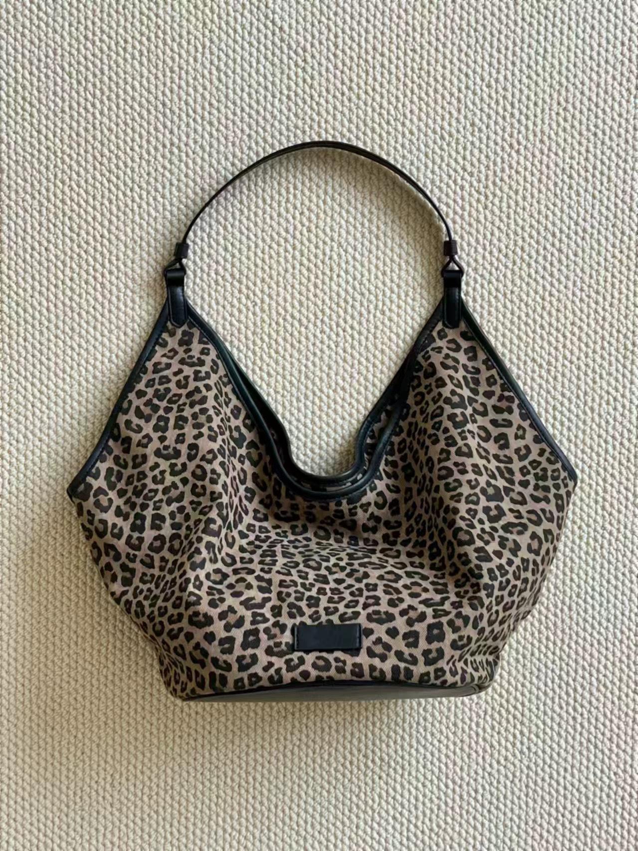 

Leopard Print Large Capacity Commuting Tote Bag Canvas Bag Armpit Bag Fashionable Shoulder Bag Versatile for Outdoor Use