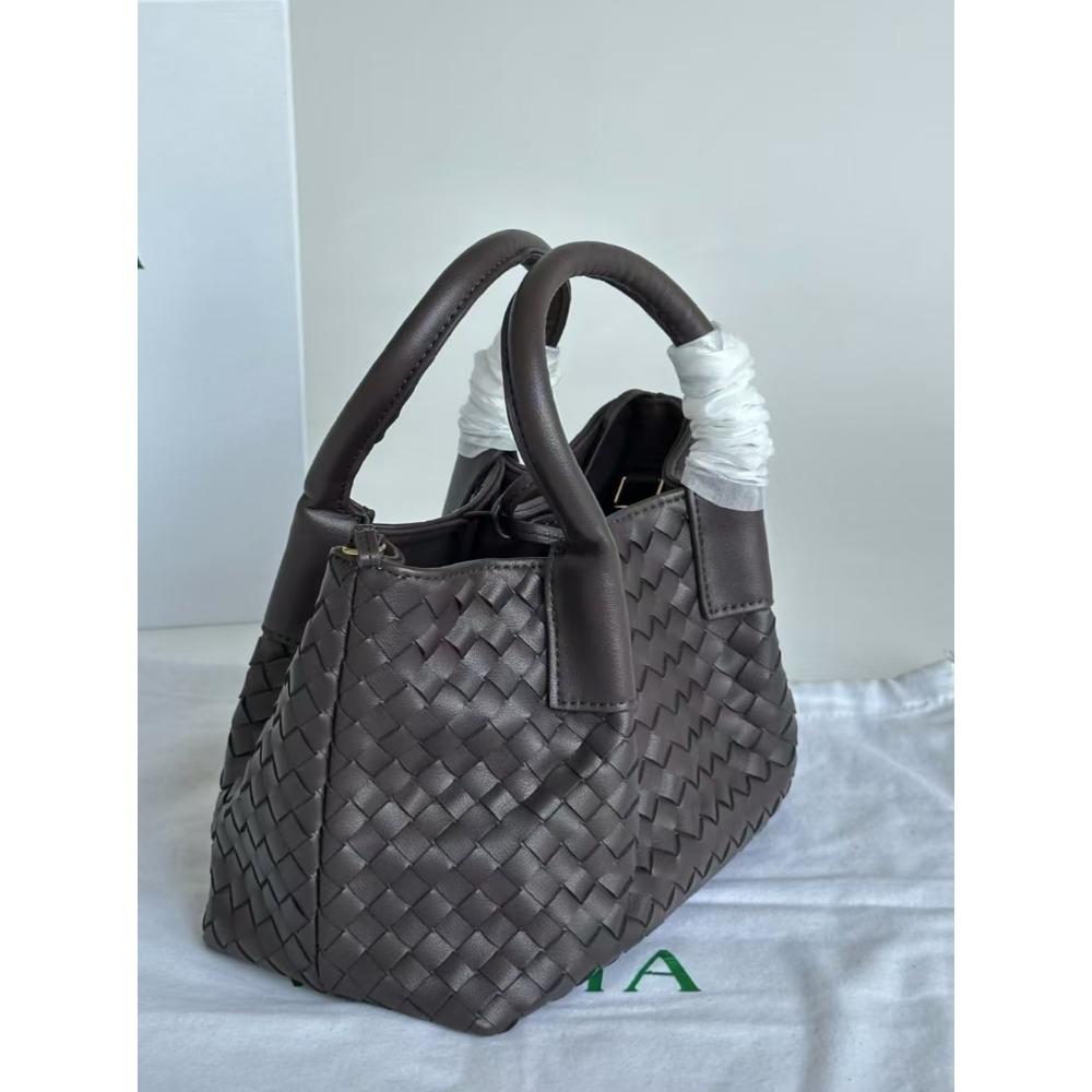 2025 Bolsa de ombro feminina tecida em couro bovino de luxo leve transfronteiriça, bolsa de compras para mães, bolsa carteiro premium para o dia a dia feminina