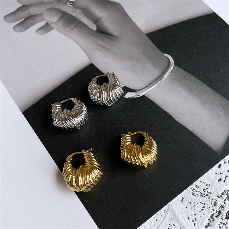 Fashion Cold Wind Niche Design Brass Gold Plated Temperament Wild Metal Winding Horn Sexy Earring Ear Clip