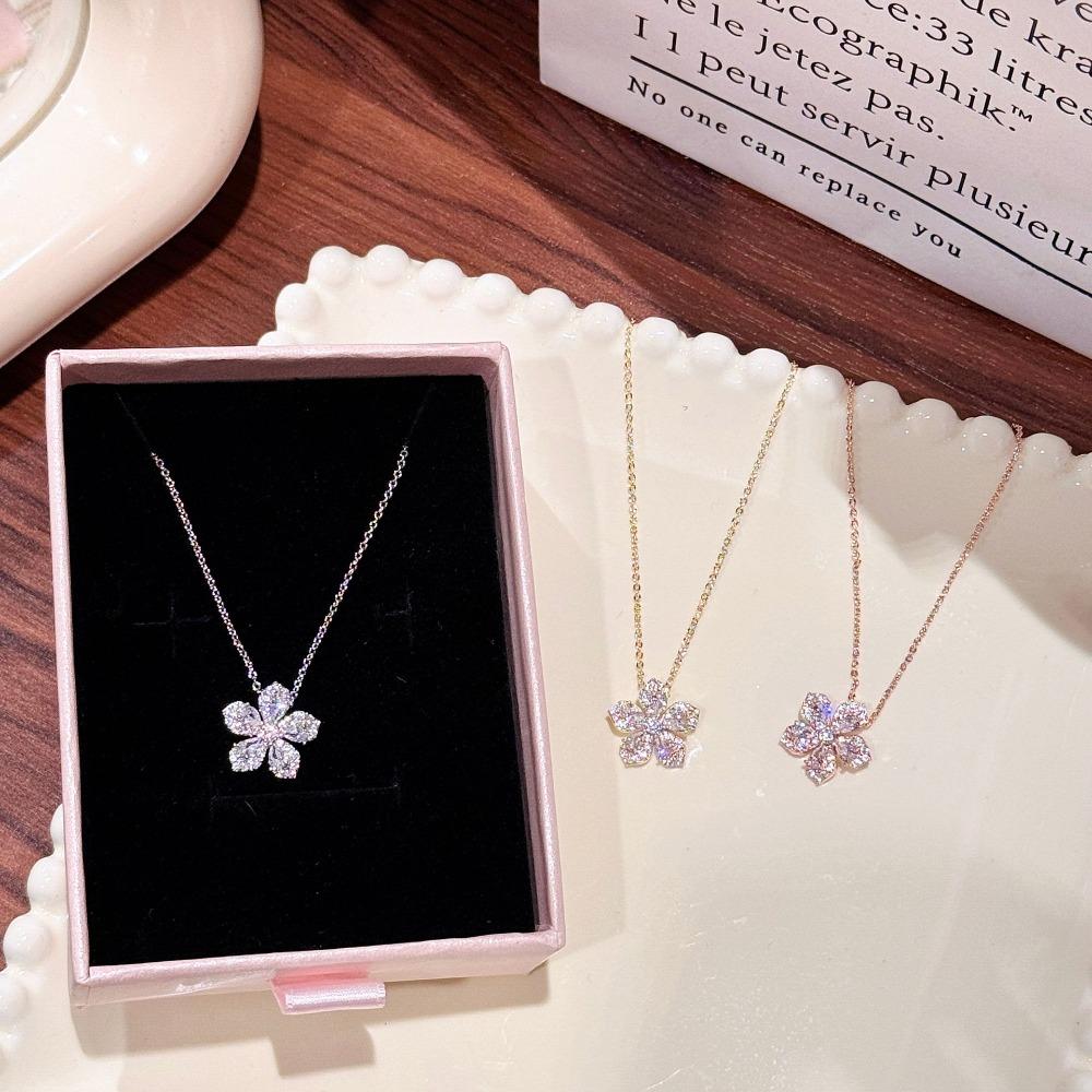Flower Necklace Luxury Fashion Jewelry with Sparkling Zircon for Women Elegant and Chic