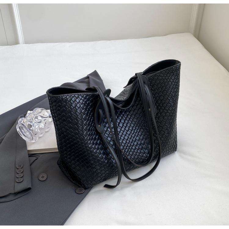 

Niche retro woven pattern handbag bag women s 2025 new fashion and versatile commuter shoulder tote bag