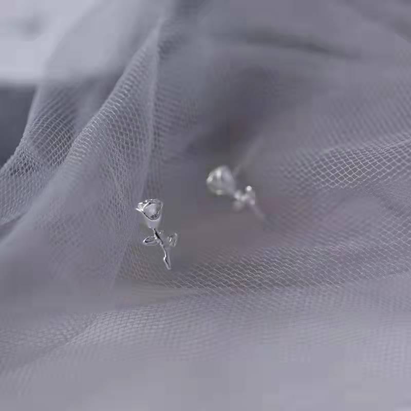 Beixi s925 Sterling Silver French Rose Stud Earrings - Elegant Floral Miniature with a Cool, Minimalist Style
