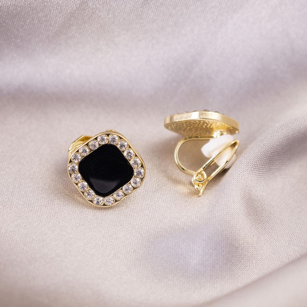 Elegant Clip-On Triangle Earrings for Non-Pierced Ears - Versatile, Light Luxury for Everyday Wear.