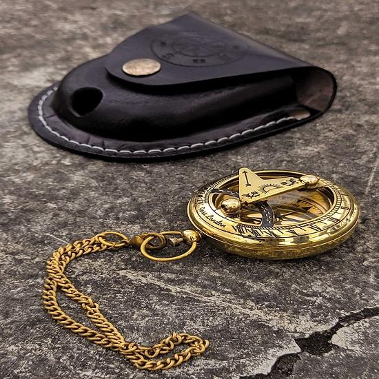 Messingist päikesekella kompass nahkümbrise ja ketiga, lükake lahti kompass