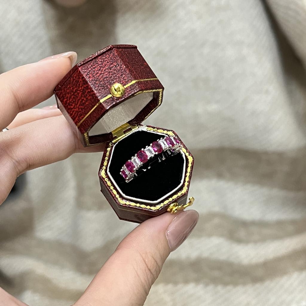 Light Luxury Design Zucht Taubenblut Rubin Ring Damen Persönlichkeit Französisch Hochkarbon Diamant Roter Korund Vorsteckring Reihenring