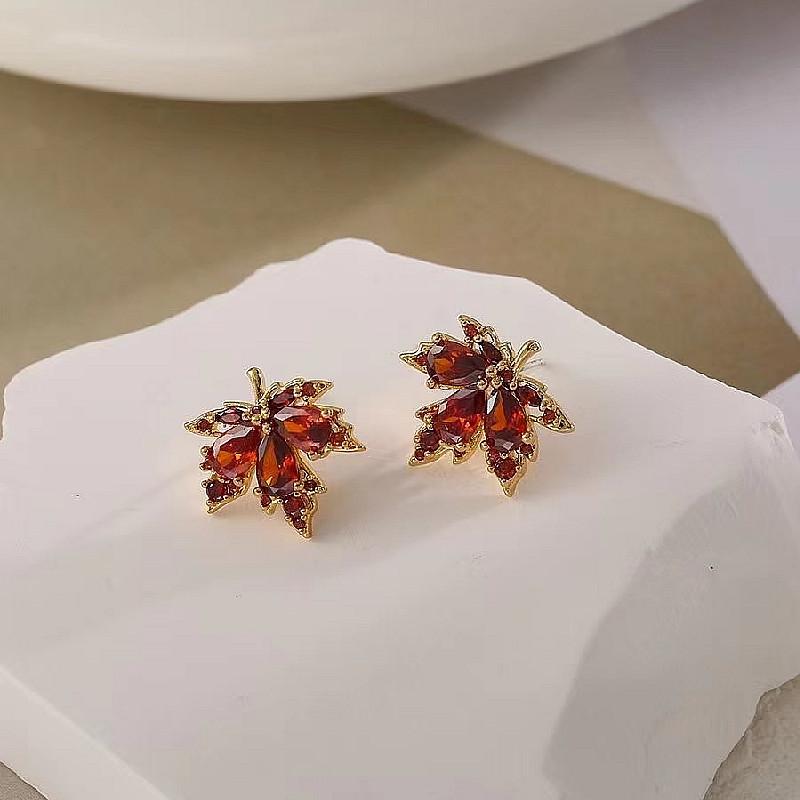 Simple high-end design niche temperament stud earrings women's light luxury fashion personalized earrings exquisite versatile sweet cool earrings