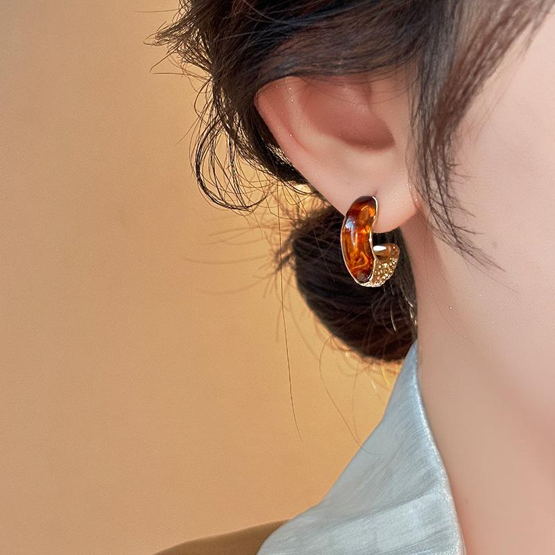 Resin minimalist C-shaped earrings women's fashion versatile stud earrings light luxury high-end ins earrings