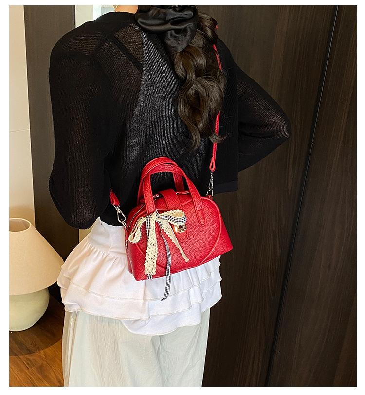 This year's popular small bag women's 2025 new fashion super fire versatile messenger bag commuter small bag