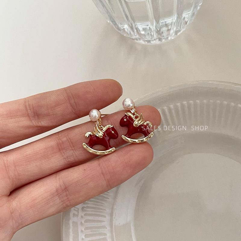 

Gold-Plated Pearl and Horse Zodiac Stud Earrings for Women - Versatile Retro Fashion Jewelry