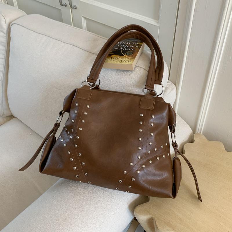 Fashion Rivet Shoulder Bag Women's Bag New Fashion Large Capacity Handbag Casual Versatile Commuter Underarm Bag