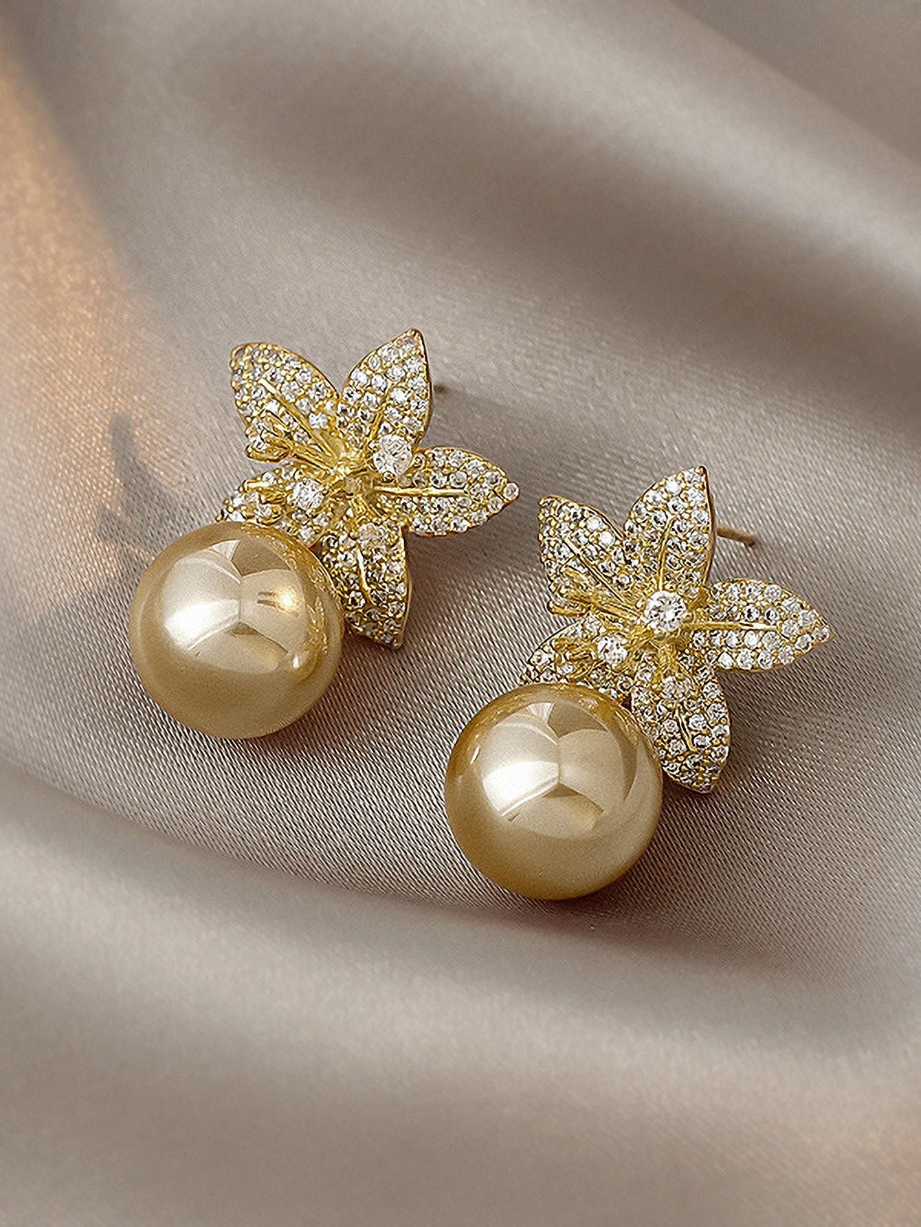 

Серьги-гвоздики со стразами и цветком