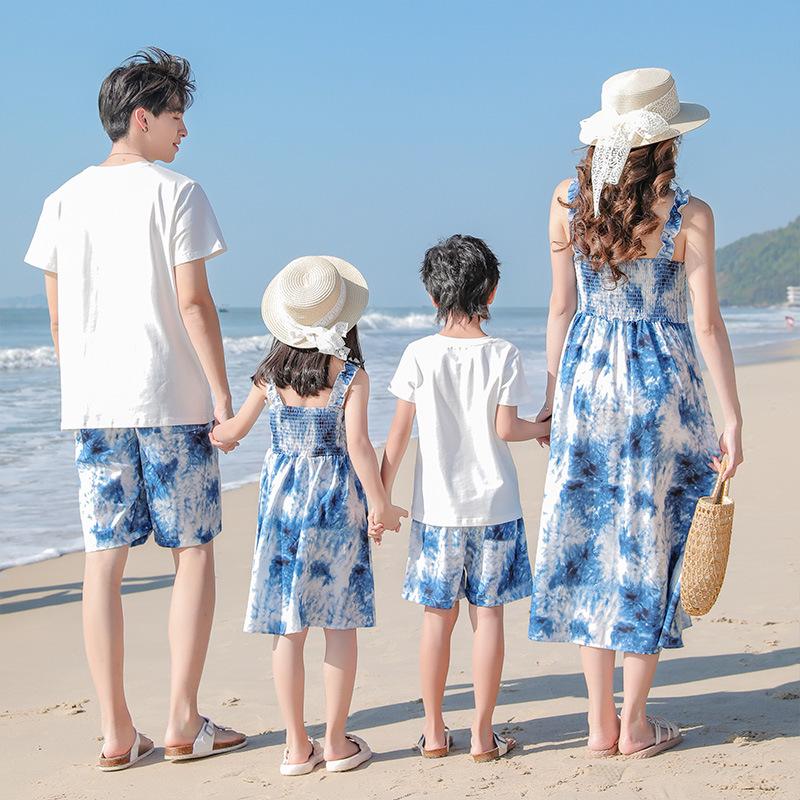 Neue Eltern-Kind-Strandoutfits: Passende Familienanzüge für drei oder vier Personen – mittellanges Kleid für Mutter und Tochter