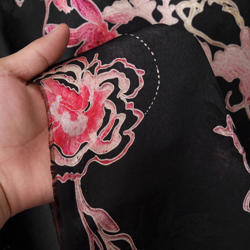 Brocade Černý Motýl Květinový Vzor Žakárová Látka Ražená Látka Materiál na Šití pro Kutily Šaty Cheongsam Saténová Látka na Oděvy