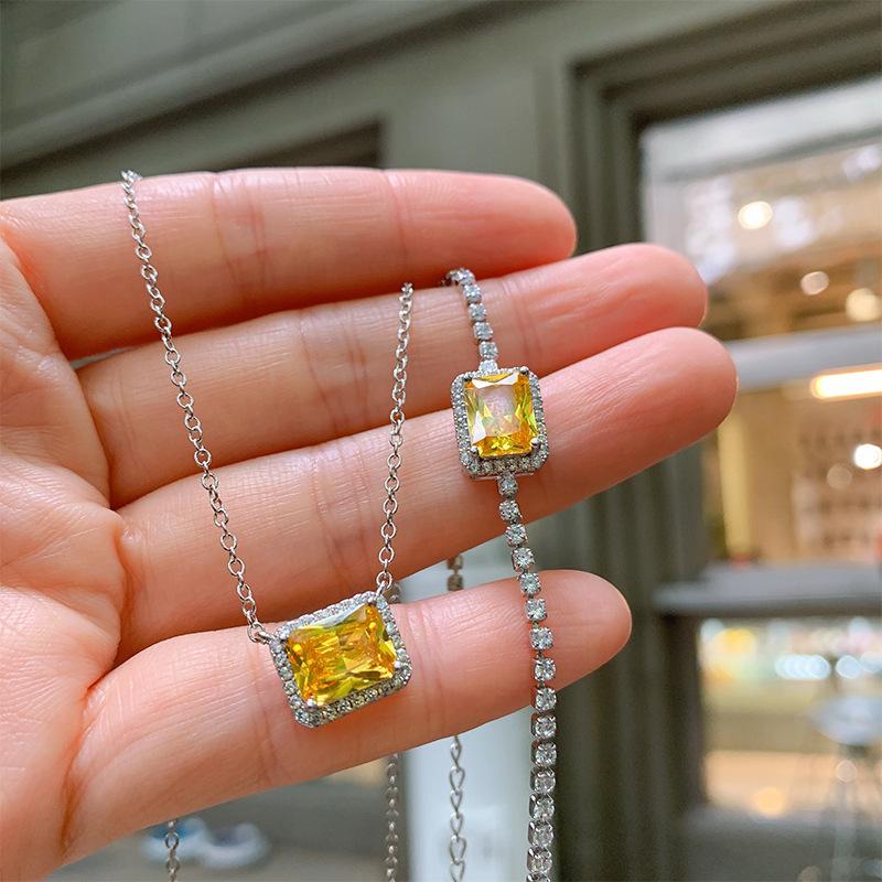 

Простой небольшой квадратный браслет из розового циркония для женщин, желтое бриллиантовое ожерелье с имитацией темперамента для женщин, комплект ювелирных изделий.