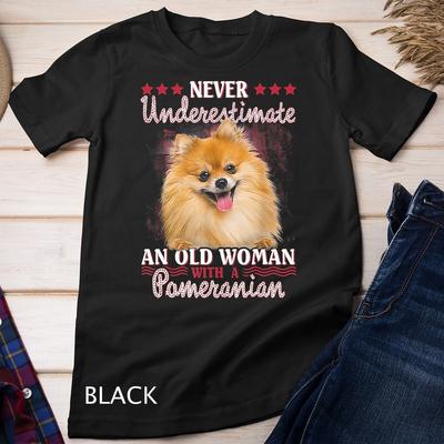 Ne sous-estimez jamais une vieille femme avec un Poméranien T-shirt Unisexe