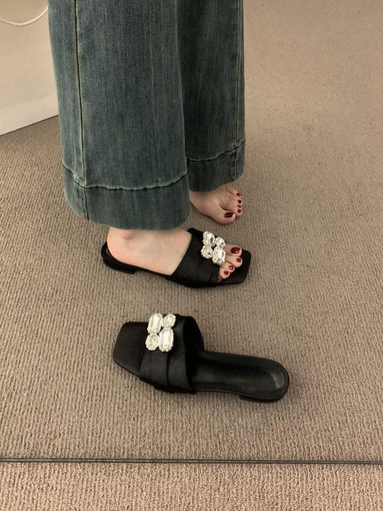 Temperament rhinestone word with open-toed thick-heeled slippers for women's summer wear new beautiful low-heeled sandals