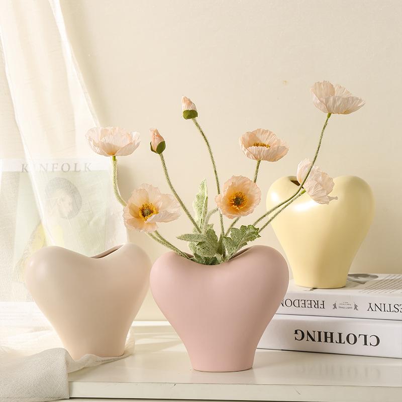 European Heart Shaped Ceramic Vase Delicate Hydroponic Flower Arrangement Container Room Dining Table Love Vase Home Decoration