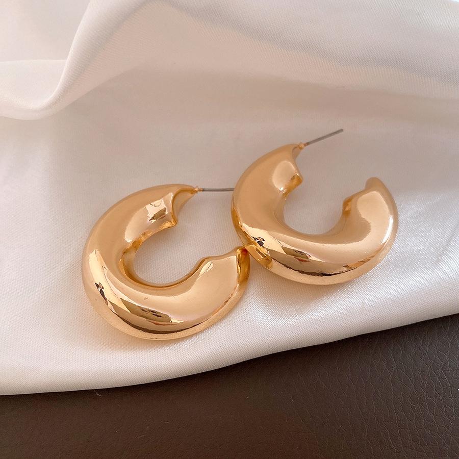 

European and American silver needle pleated C-shaped stud earrings simple and fashionable earrings light luxury high-end earrings design sense niche