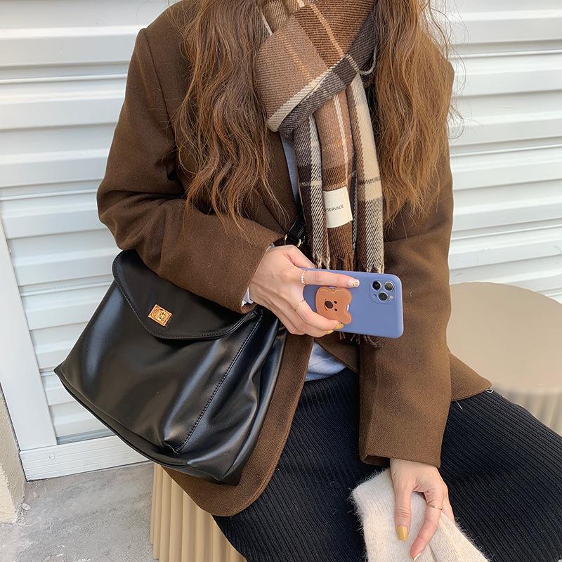 Классическая черная сумка через плечо — фото 3