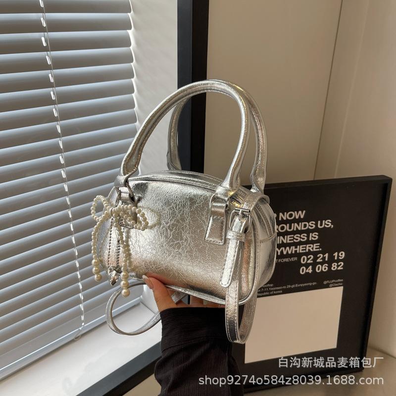 

French niche design portable small bag women s bag 2025 new trendy fashion shoulder bag foreign style messenger small square bag серебряный