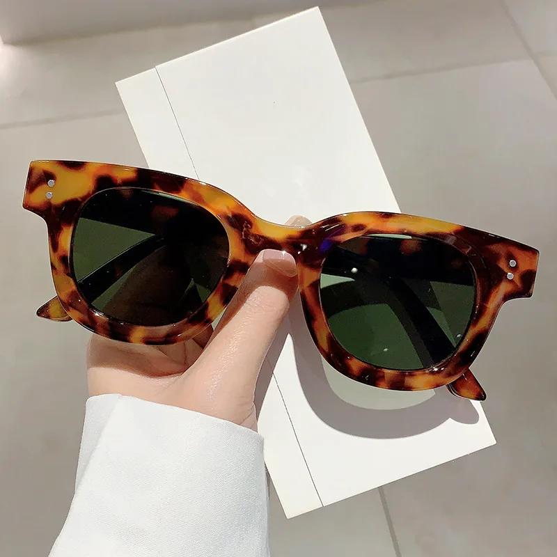 Vintage Trendy Square Sunglasses Women For Men Luxury Brand Designer Sun Glasses Punk Popular Classic Rivet Outdoor Shades