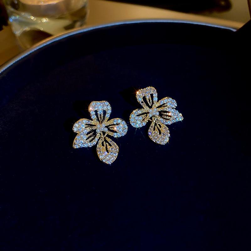 2024 2023 New Korean Simple Earrings Noble Flowers Luxury Earrings Women Cute Earrings Sexy Elegant Earrings Girls Student Party Earrings Shining