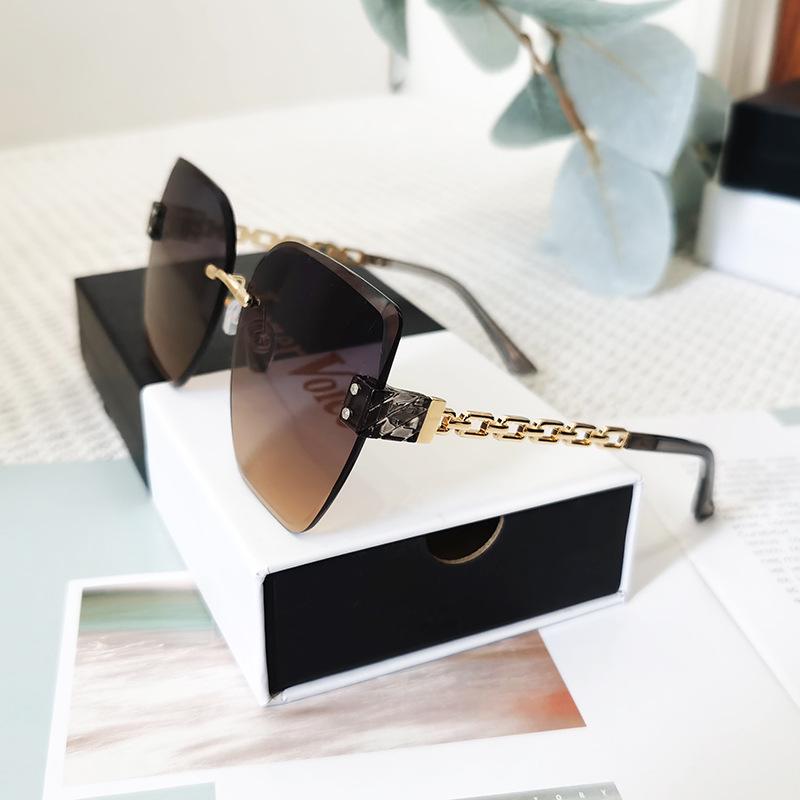 Lunettes de soleil ultra-légères style décontracté tendance pour femmes, élégantes avec chaîne pour les yeux, haut de gamme, style minimaliste, lunettes de soleil business pour femmes