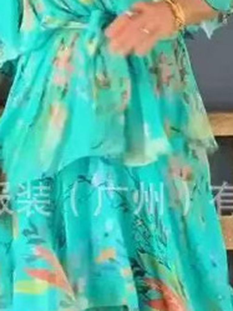 Neues gestuftes Kleid mit Farbverlaufsdruck
