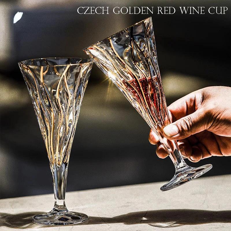 Pora aukščiausios klasės auksu dažytų raudono vyno taurių, lengvos prabangos namų krištolo taurių ir dovanų dėžutė.