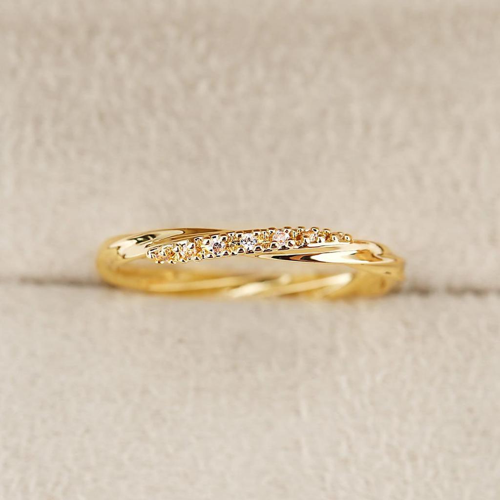 Luxury Diamond-Set Twisted Ring: Elegant, Fashionable Couple's Jewelry Gift