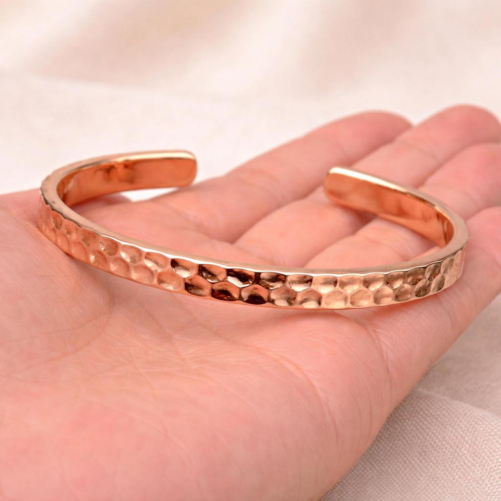 Młotkowana Bransoleta Manżeta z Czystej Miedzi – Ręcznie Robiona Biżuteria Miedziana dla Energii i Dobrego Samopoczucia