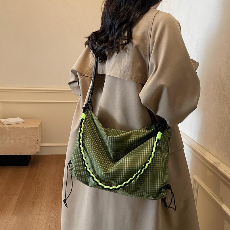 Bolsa Transversal Leve de Grande Capacidade Feminina de Nylon Xadrez para Ombro ou Axila Bolsa Tote para Estudante e Trabalhador