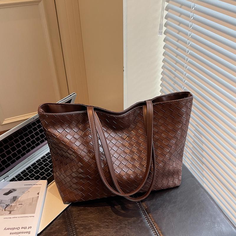 Large capacity bag women's bag new fashion versatile shoulder bag commuter woven tote bag autumn and winter big bag