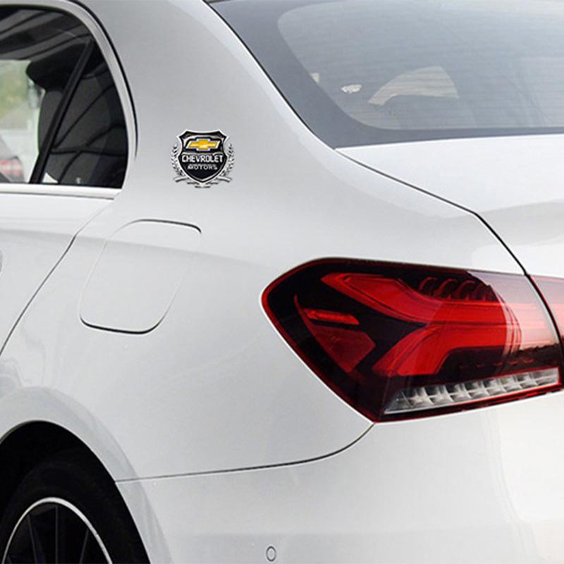 2 Stück Auto Logo Metallaufkleber Fenster Kofferraum Emblem Zubehör für Chevrolet Corvette Montana TrailBlazer Silverado Traverse Camaro