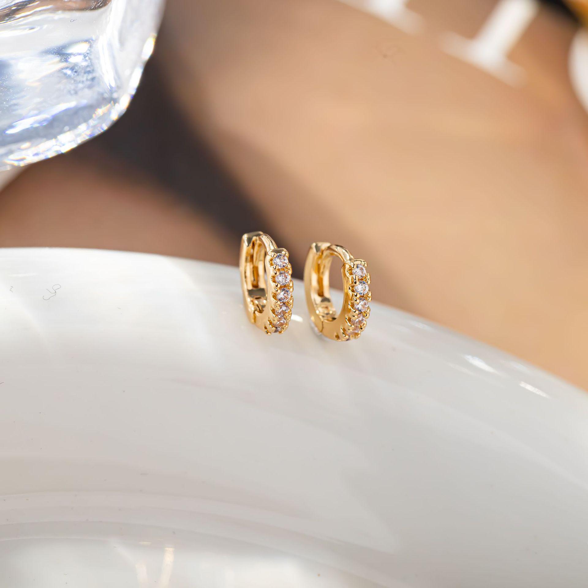 Women s Exquisite Gilded Ear Cuff: Elegant, Personalized Cartilage Stud Earrings with a Simple, Cool Aesthetic