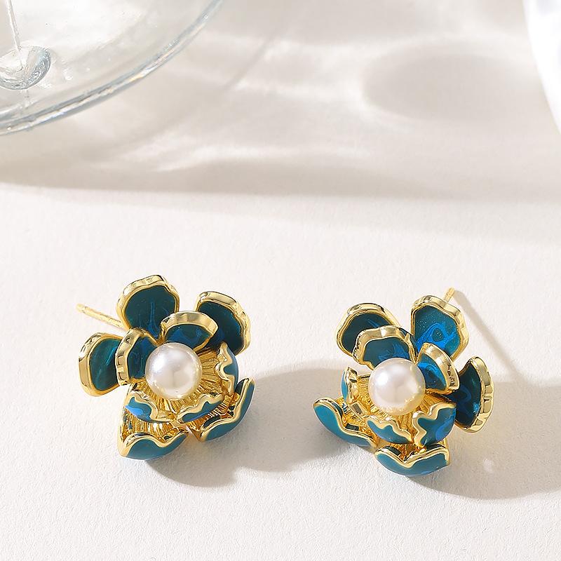 Super fairy sweet temperament fairy wind dripping oil three-dimensional camellia pearl earrings niche personality daily versatile earrings