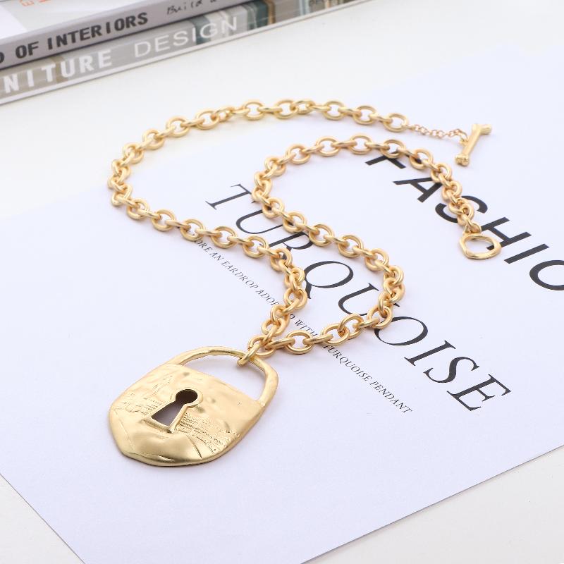 Vintage Art Style Gold Lock Buckle Pendant Jewelry High-Quality Heavy Industry Necklace Accessories Gift