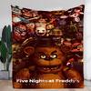Pătură Aniversare a 4-a Zi de la Five Nights at Freddy's - Pătură Confortabilă din Lână cu Animatronice Iconice, inclusiv Freddy Fazbear, Clow