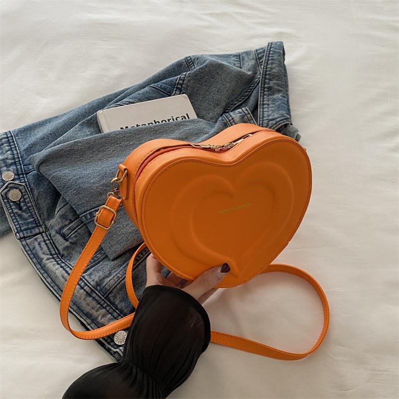 Fashionable 2024 Autumn Minimalist Colorblock Heart Shaped Shoulder Bag For Trendy Individuals