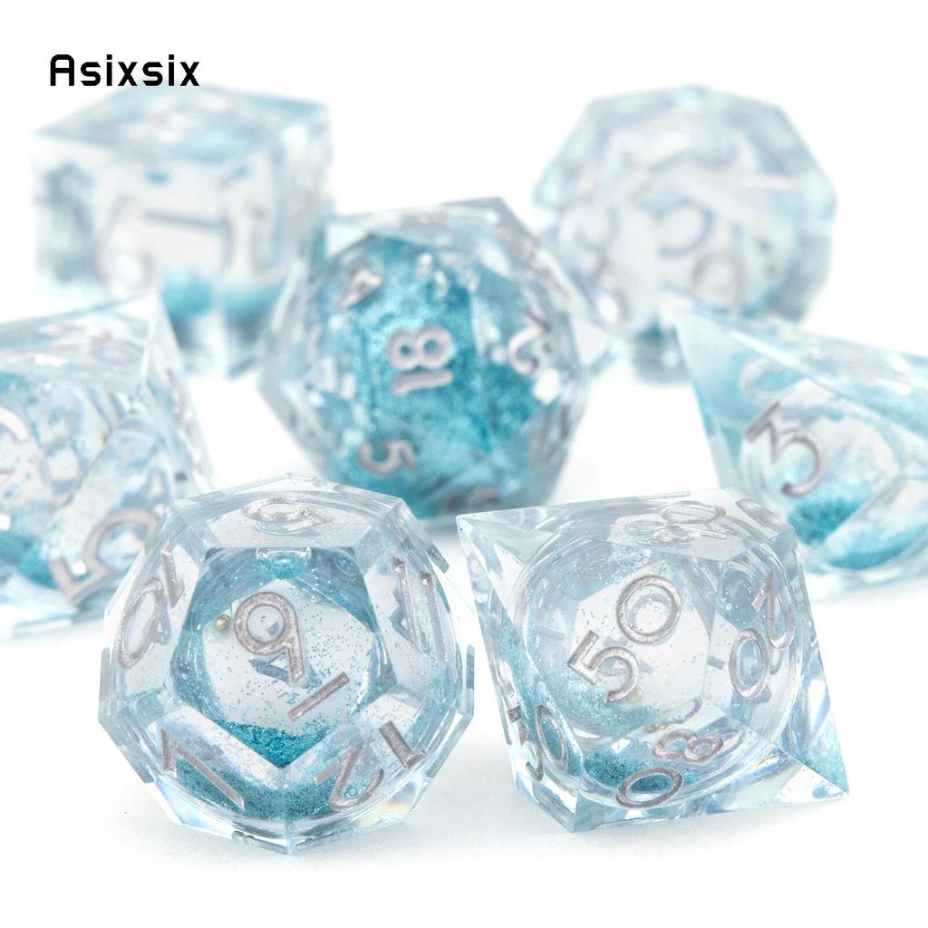 7 szt. Przezroczyste niebieskie żywiczne kostki z płynącym piaskiem, białe numery, ostre krawędzie, wielościenne kostki odpowiednie do RPG, gry planszowej