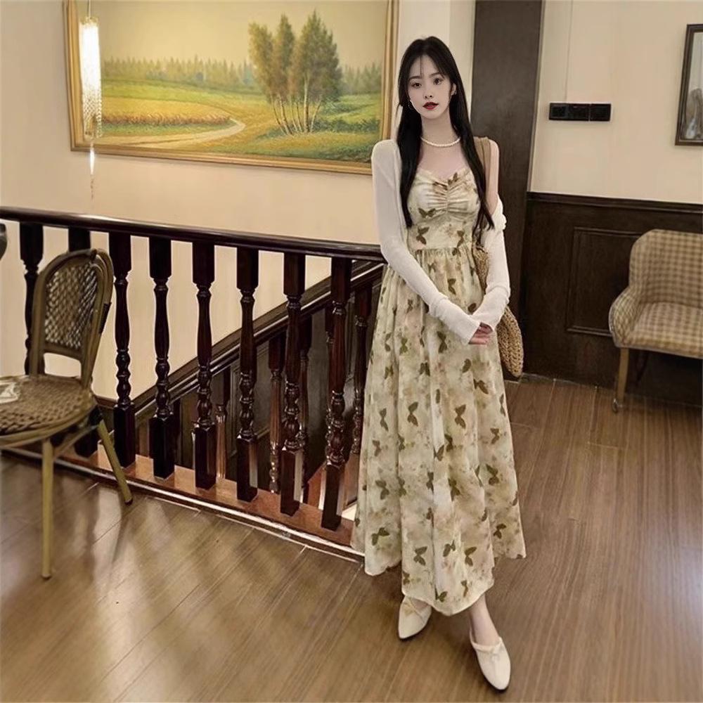 

Летнее французское платье-бодикон с цветочным принтом бабочек на тонких бретелях Medium