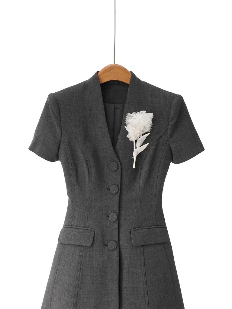 Spring 26 Grey Mixed Color Cinched Waist Dress with Brooch Decoration