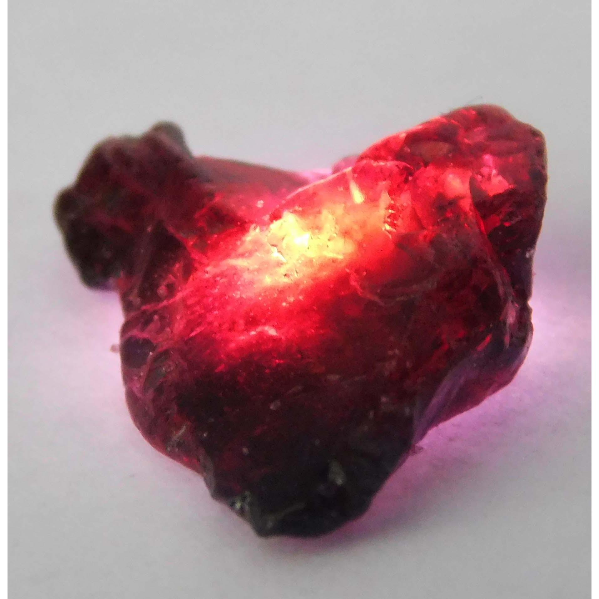 

Червоний Рубін Величезний Необроблений 12 карат Натуральний Добутий із Землі СЕРТИФІКОВАНИЙ Розсипний Дорогоцінний Камінь 22.6 mm approx червоний