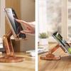 Multifunctional 360° Rotating Phone Mount with Adjustable Height – Heavy-Duty Carbon Steel and Wooden Desktop Stand