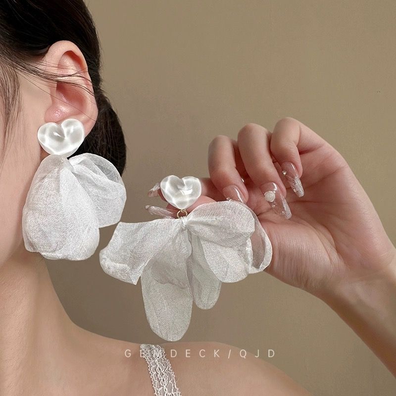 Dopamine flower ear hook women's new holiday style accessories ear clips without ear piercings, high-end seaside cute ear accessories