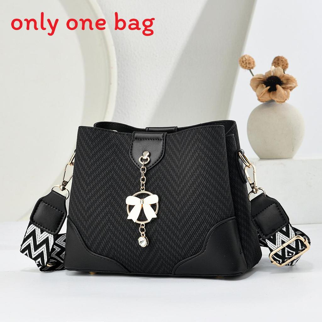 

Water Bucket Bag For Women With Pu Material And Inner Pockets For Daily Use