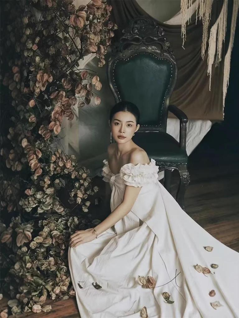 Maternity French White Gown - High-End Retro Oil Painting Style for Photography